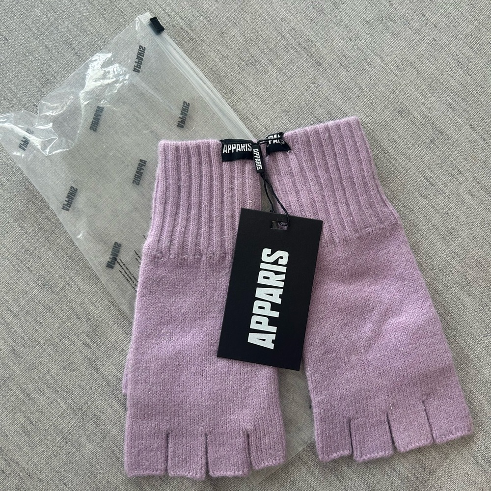 Apparis Yule Fingerless Gloves in Lavender